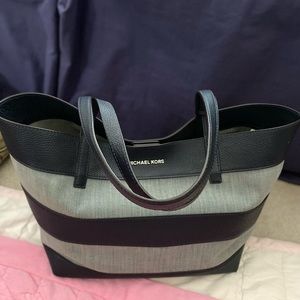 Beautiful classic Michael Kors Purse